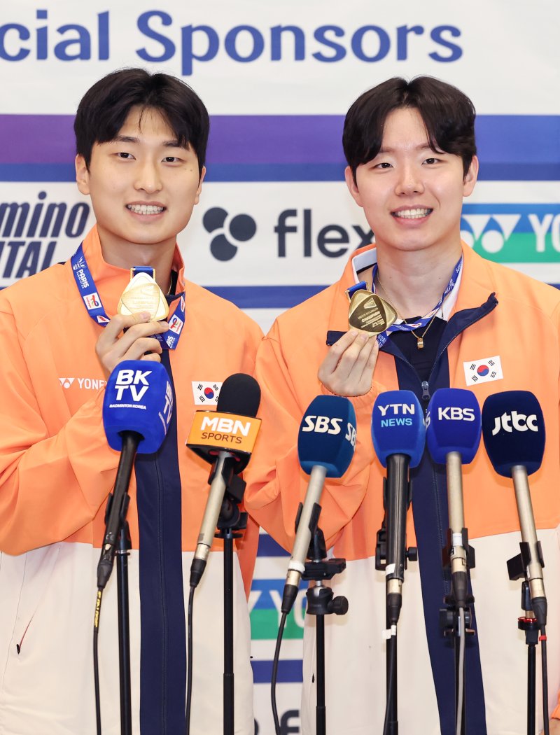 배드민턴 세계선수권 남자 복식 정상에 오른 서승재와 김원호가 2일 오후 인천국제공항을 통해 귀국해 금메달을 들어보이고 있다. 2025.9.2/뉴스1 ⓒ News1 민경석 기자