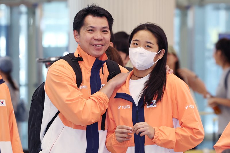 '셔틀콕 여제' 안세영이 2일 오후 인천국제공항을 통해 귀국해 로니 아구스티누스 코치로부터 격려를 받고 있다. 2025.9.2/뉴스1 ⓒ News1 민경석 기자