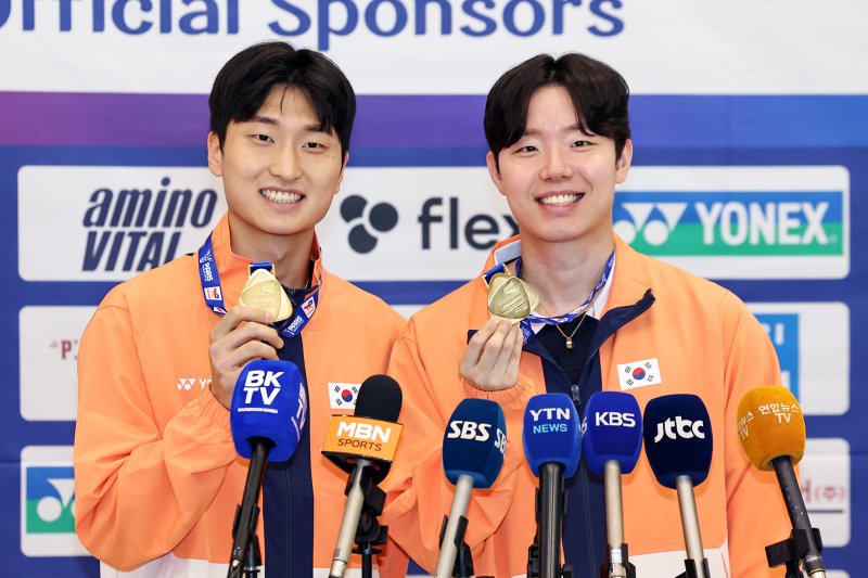 배드민턴 세계선수권 남자 복식 정상에 오른 서승재와 김원호가 2일 오후 인천국제공항을 통해 귀국해 금메달을 들어보이고 있다. 2025.9.2/뉴스1 ⓒ News1 민경석 기자