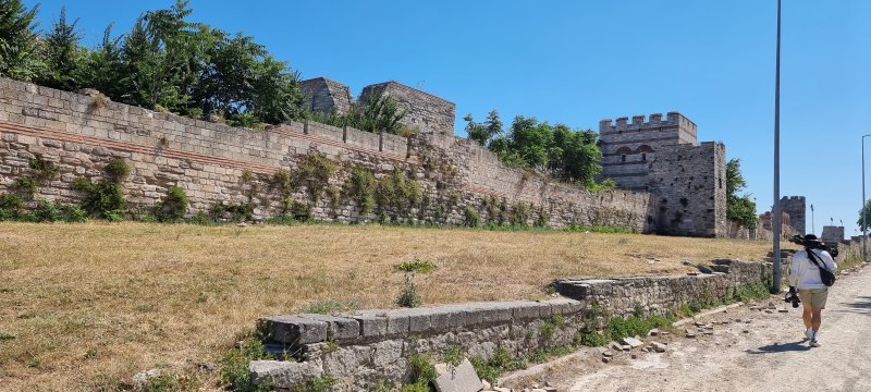 튀르키예 이스탄불에 있는 테오도시우스 성벽. 과거 해자가 있었던 부분은 모두 메워졌고, 3중 성벽은 일부 복원됐으나 이제 흔적을 찾아볼 수 없을 만큼 무너져 있다.