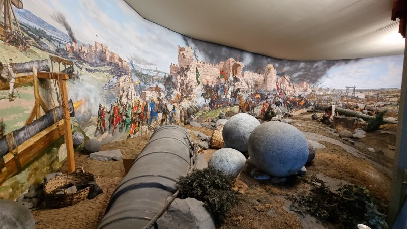 이스탄불 하르비예 군사박물관에 전시 중인 거대 사석포(우르반 대포)와 콘스탄티노플 성벽.