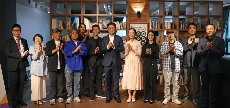 최휘영 문화체육관광부 장관이 2일 서울 종로구 예술가의 집에서 공연예술 분야 현장예술인을 만나 간담회를 마치고 기념촬영을 하고 있다. (사진=문체부 제공) *재판매 및 DB 금지