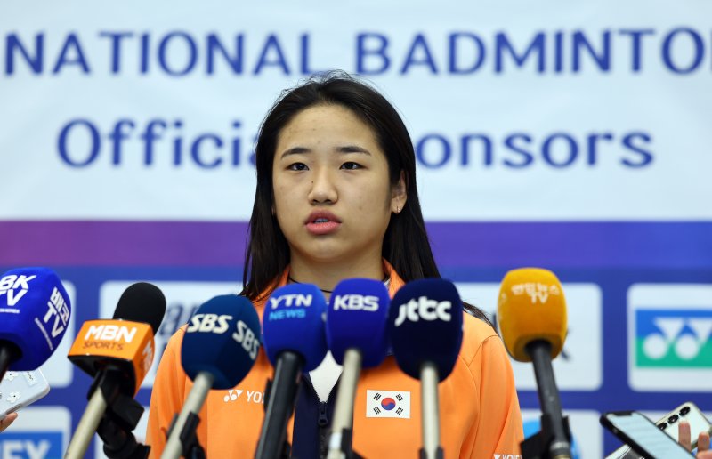 [인천공항=뉴시스] 최진석 기자 = '2025 세계개인배드민턴선수권대회'를 마치고 귀국한 안세영이 2일 오후 인천국제공항 제1터미널에서 인터뷰를 하고 있다.안세영은 지난달 30일(한국 시간) 프랑스에서 열린 '2025 세계개인배드민턴선수권대회' 여자 단식 4강전에서 중국의 천위페이에게 게임 스코어 0-2로 패하며 세계선수권대회 타이틀 방어에 실패했다. 2025.09.02. myjs@newsis.com