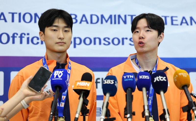 [인천공항=뉴시스] 최진석 기자 = '2025 세계개인배드민턴선수권대회' 남자 복식 정상에 오른 김원호(왼쪽)와 서승재가 2일 오후 인천국제공항 제1터미널을 통해 귀국해 인터뷰를 하고 있다.서승재·김원호는 지난 1일(한국 시간) 프랑스에서 열린 '2025 세계개인배드민턴선수권대회' 남자 복식 결승전에서 중국의 천보양·류이를 게임 스코어 2-0으로 제압하고 정상에 올랐다. 2025.09.02. myjs@newsis.com