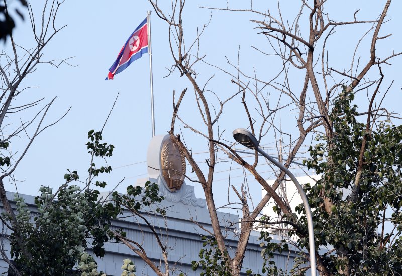 김정은 북한 노동당 총비서(국무위원장)의 6년 8개월 만의 방중이 초읽기에 들어간 31일 중국 베이징 차오양구 주중 북한대사관 본관에 새로 설치한 구조물 위로 인공기가 펄럭이고 있다. 2025.8.31/뉴스1 ⓒ News1 박정호 기자