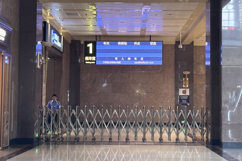 [베이징=뉴시스] 박정규 특파원 = 2일 오후 김정은 북한 국무위원장이 도착하기에 앞서 베이징역 일부 플랫폼이 폐쇄돼있다. 2025.09.02 pjk76@newsis.com