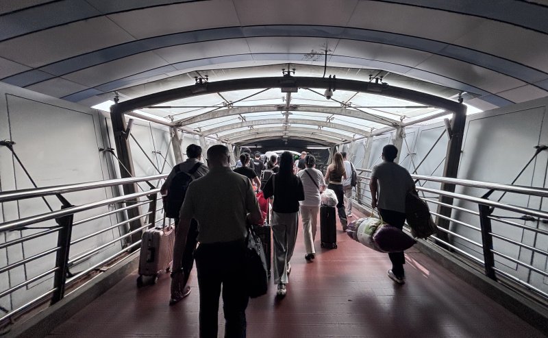 [베이징=뉴시스] 박정규 특파원 = 2일 오후 김정은 북한 국무위원장이 도착하기에 앞서 베이징역 내 승객 이동 통로에 육안으로 열차를 볼 수 없도록 한 가림막이 설치돼있다. 2025.09.02 pjk76@newsis.com