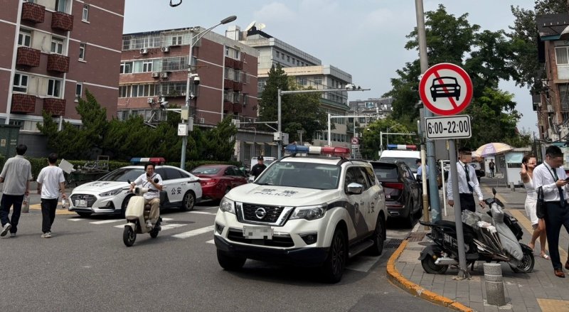 [베이징=뉴시스] 박정규 특파원 = 2일 오후 김정은 북한 국무위원장이 도착하기에 앞서 주중국 북한대사관에 공안 차량이 대거 배치되면서 경계 태세가 강화됐다. 2025.09.02 pjk76@newsis.com