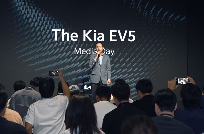 기아 국내사업본부장 정원정 부사장이 EV5 미디어 데이에서 환영사를 하고 있는 모습. 기아 제공