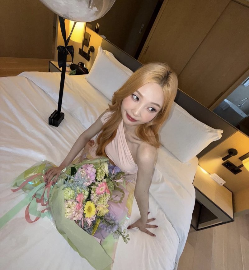 조이 얼굴보다 큰 꽃다발 들고 '활짝'…뚜렷한 이목구비