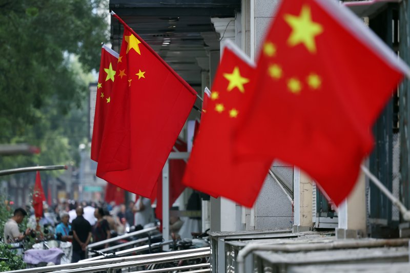 중국 '전승절'(항일전쟁 및 반파시스트 전쟁 승리) 80주년 행사를 하루 앞둔 2일 중국 베이징의 주택 및 상점가 출입구에 오성홍기가 걸려 있다. 2025.9.2/뉴스1 ⓒ News1 박정호 기자