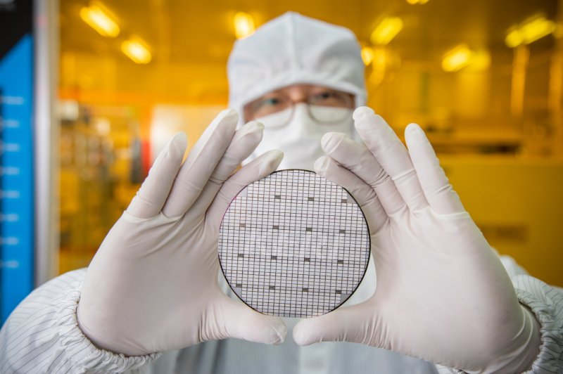 [창원=뉴시스] 한국전기연구원이 2021년 4월 개발한 SiC 전력반도체 제조용 웨이퍼.(사진=한국전기연원 제공) 2021.04.21. photo@newsis.com