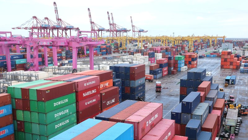 [인천=뉴시스] 전진환 기자 = 인천 연수구 인천신항 컨테이너 터미널에 컨테이너가 쌓여 있다. 2025.09.01. amin2@newsis.com