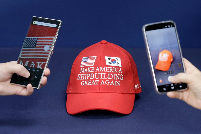 [서울=뉴시스] 최동준 기자 = 대통령실이 3일 서울 용산 청사에서 한미 관세협상에서 쓰였던 '마스가 모자'를 공개하고 있다.'마스가(MASGA·Make America Shipbuilding Great Again)'는 한국이 미국에 제안한 미국 조선업 부흥 캠페인으로 이번 협상의 주요 카드로 쓰였다. 2025.08.03. photocdj@newsis.com