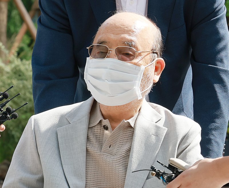 [서울=뉴시스] 이영환 기자 = 이봉관 서희건설 회장이 전날 오전 서울 종로구 광화문 김건희 특검팀(특별검사 민중기)에 조사를 받기 위해 출석 하고 있다. 2025.09.03. 20hwan@newsis.com