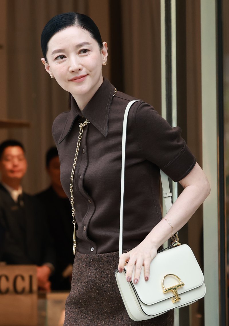 [뉴스1 ★]이영애, 가을 입고 청담 입성…54세 우아함 FLEX