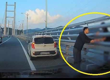 대교 난간에 선 여성 살린 소방관 '훈훈'