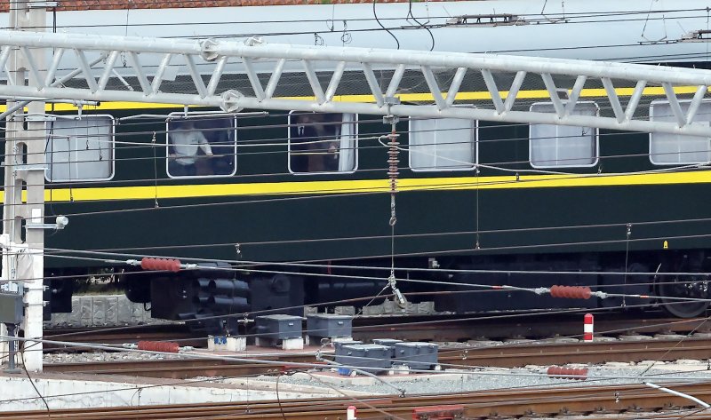 6년 만에 중국 방문에 나선 김정은 북한 노동당 총비서(국무위원장)가 탑승한 특별열차가 2일 오후 중국 베이징역으로 도착하고 있다. 김정은 총비서는 중국 도착 이튿날인 3일 중국 '전승절'(항일전쟁 및 반파시스트 전쟁 승리) 80주년 행사에 참석해 시진핑 중국 국가주석, 블라디미르 푸틴 러시아 대통령과 함께 톈안먼(천안문) 망루에 오른다. 2025.9.2/뉴스1 ⓒ News1 박정호 기자