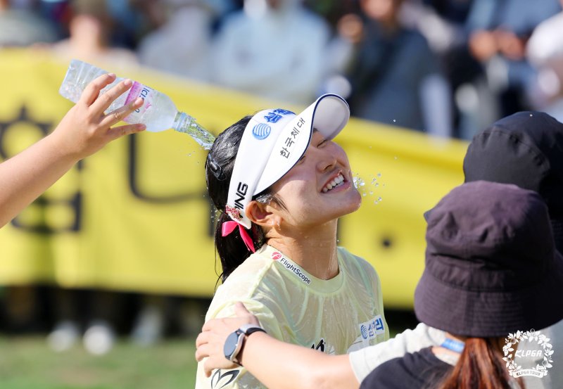 [서울=뉴시스] 최동준 기자 = 8일 경기 이천 블랙스톤이천CC에서 열린 'KB금융 스타챔피언십'에서 우승한 유현조가 축하 물세례를 받고 있다. (사진=KLPGT 제공) 2024.09.08. photo@newsis.com *재판매 및 DB 금지