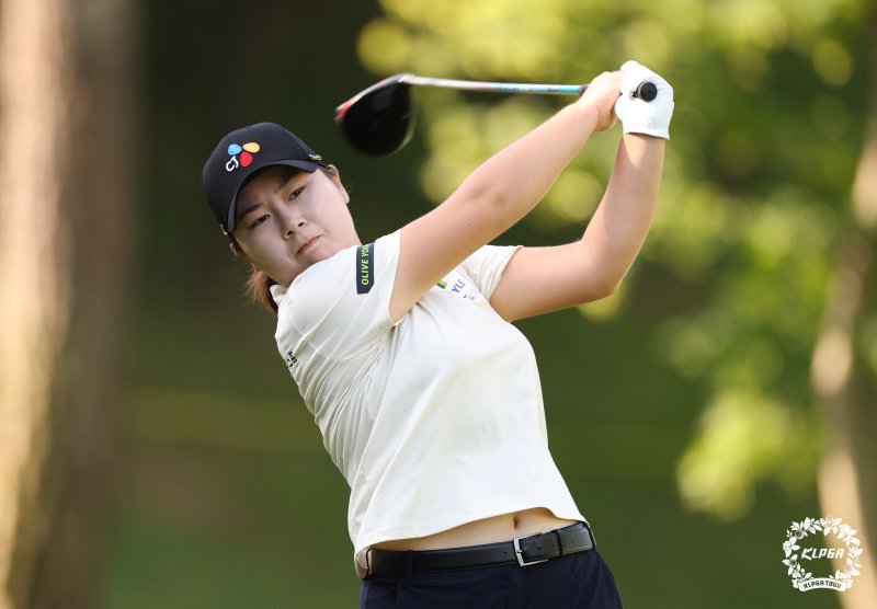 [서울=뉴시스] 22일 경기 포천 포천힐스CC에서 열린 BC카드 한경 레이디스컵 2라운드 12번홀에서 홍정민이 티샷을 하고 있다. (사진=KLPGA 제공) 2025.08.22. photo@newsis.com *재판매 및 DB 금지