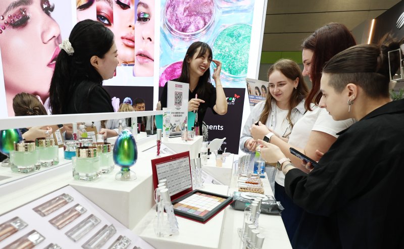 2일 서울 강남구 코엑스에서 열린 퍼스널 케어 원료 B2B 전시회 '인-코스메틱스 코리아'에서 외국인 참관객들이 제품을 살펴보고 있다. 2025.7.2/뉴스1 ⓒ News1 구윤성 기자