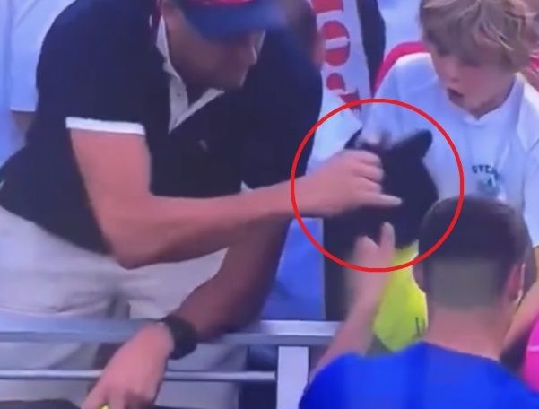 꼬마팬 모자 가로챈 억만장자 "네가 느려서.." 억지 부리더니