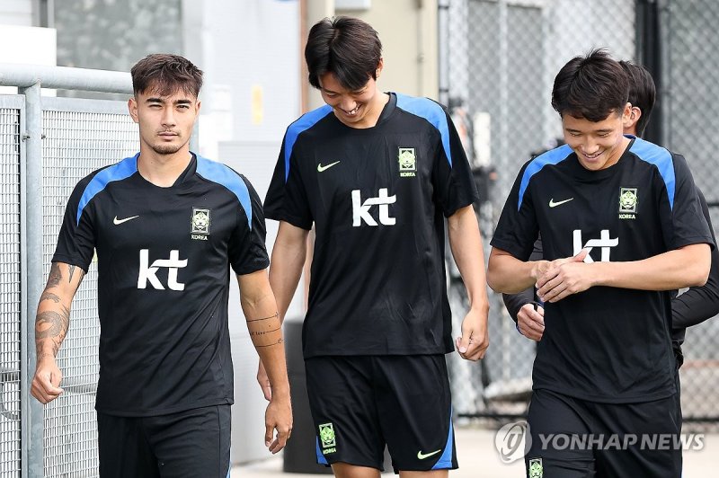 경기장 들어서는 옌스 카스트로프 (출처=연합뉴스)