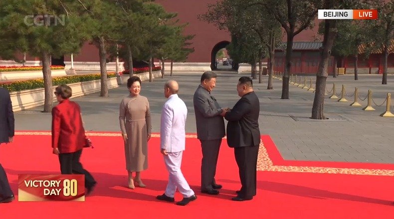 김정은 북한 노동당 총비서가 3일(현지시간) 중국 베이징 톈안먼 광장에서 열리는 전승절 80주년 열병식 행사장에 참석해 시진핑 중국 국가주석과 악수하고 있다. 중국 CGTN, 뉴스1