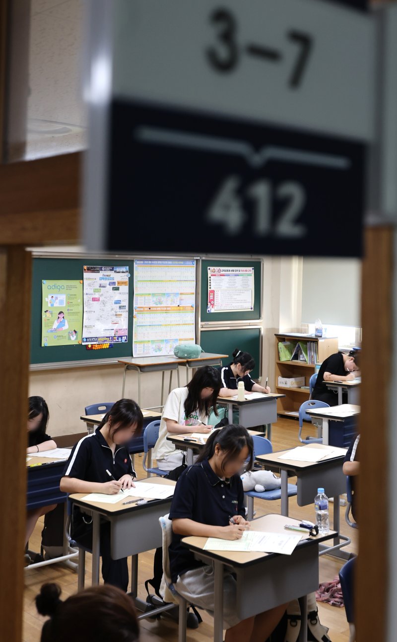 [인천=뉴시스] 전진환 기자 = 2026학년도 대학수학능력시험 전 마지막 모의평가가 실시된 3일 오전 인천 미추홀구 인화여자고등학교에서 고3 학생들이 시험을 치르고 있다. 2025.09.03. amin2@newsis.com