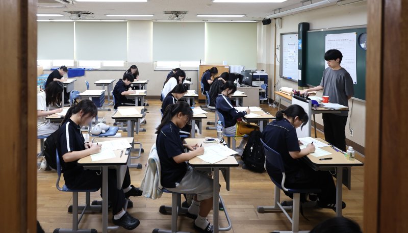 [인천=뉴시스] 전진환 기자 = 2026학년도 대학수학능력시험 전 마지막 모의평가가 실시된 3일 오전 인천 미추홀구 인화여자고등학교에서 고3 학생들이 시험을 치르고 있다. 2025.09.03. amin2@newsis.com
