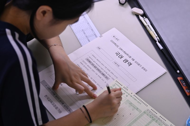 [수원=뉴시스] 김종택 기자 = 2026학년도 대학수학능력시험 9월 모의평가가 실시된 3일 경기 수원시 효원고등학교에서 고3 학생들이 시험을 준비하고 있다. 2025.09.03. jtk@newsis.com