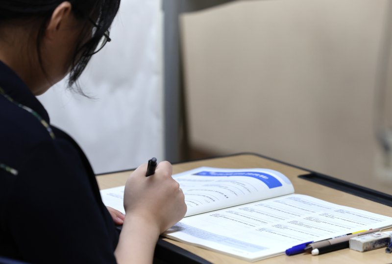 [인천=뉴시스] 전진환 기자 = 2026학년도 대학수학능력시험 전 마지막 모의평가가 실시된 3일 오전 인천 미추홀구 인화여자고등학교에서 고3 학생이 시험에 앞서 문제지를 보고 있다. 2025.09.03. amin2@newsis.com