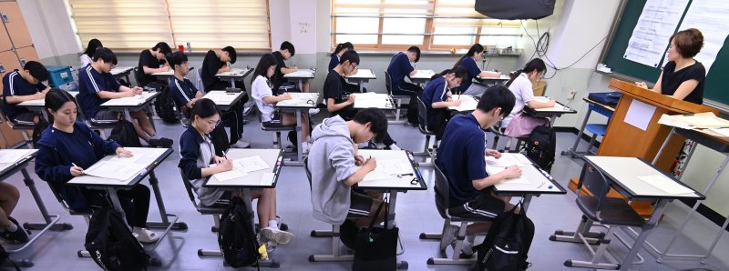 [수원=뉴시스] 김종택 기자 = 2026학년도 대학수학능력시험 9월 모의평가가 실시된 3일 경기 수원시 효원고등학교에서 고3 학생들이 시험을 준비하고 있다. 2025.09.03. jtk@newsis.com