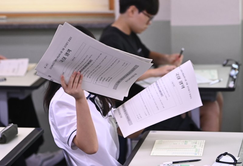[수원=뉴시스] 김종택 기자 = 2026학년도 대학수학능력시험 9월 모의평가가 실시된 3일 경기 수원시 효원고등학교에서 고3 학생들이 문제지를 전달 받고 있다. 2025.09.03. jtk@newsis.com