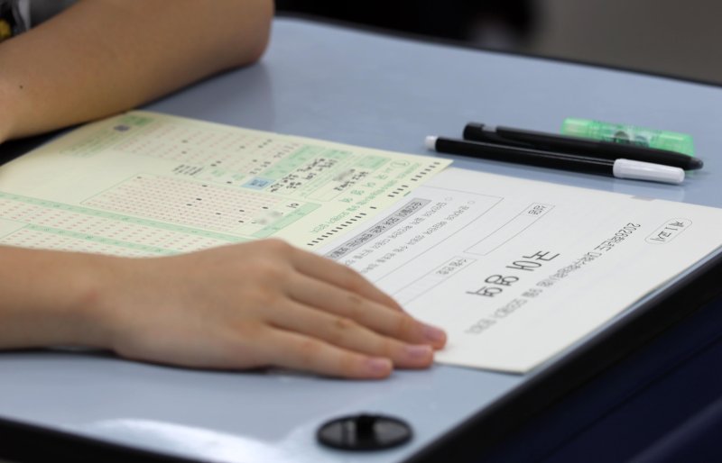 [서울=뉴시스] 사진공동취재단 = 2026학년도 대학수학능력시험 모의평가가 실시된 3일 서울 금천구 금천고등학교에서 고3 학생들이 시험 준비를 하고 있다. 2025.09.03. photo@newsis.com