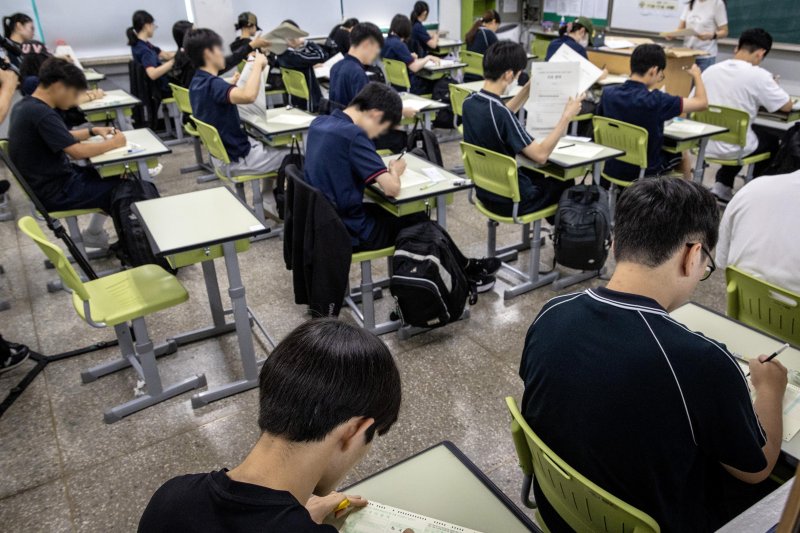 [서울=뉴시스] 사진공동취재단 = 2026학년도 대학수학능력시험 모의평가가 실시된 3일 서울 광진구 광남고등학교에서 고3 학생들이 시험 준비를 하고 있다. 2025.09.03. photo@newsis.com