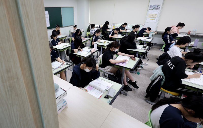 [대구=뉴시스] 이무열 기자 = 2026학년도 대학수학능력시험 9월 모의평가가 실시된 3일 대구 중구 경북여자고등학교에서 고3 수험생들이 막바지 시험공부를 하고 있다. 2025.09.03. lmy@newsis.com