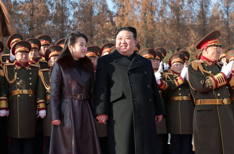 (평양 노동신문=뉴스1) = 김정은 북한 노동당 총비서가 건군절(인민군 창건) 76돌인 지난 2024년 2월8일 딸 '주애'와 국방성을 축하방문했다고 노동당 기관지 노동신문이 9일 보도했다. [국내에서만 사용가능. 재배포 금지. DB 금지. For Use Only in the Republic of Korea. Redistribution Prohibited] rodongphoto@news1.kr