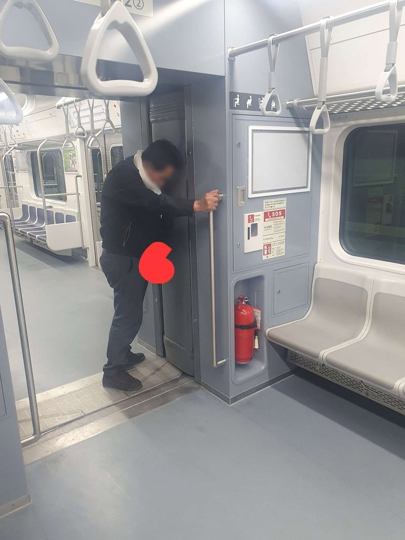 지하철 1호선 탄 만취남, 연결 통로에서 '소변 테러'