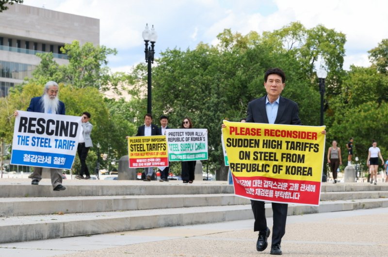 이강덕 경북 포항시장이 현지 시간으로 지난 2일 미국 트럼프 정부의 철강관세 50% 철회와 인하를 요구하며 국회의사당 앞에서 버지나아한인회 대표와 함께 시위를 벌였다. (포항시 제공, 재판매 및 DB금지) 2025.9.3/뉴스1