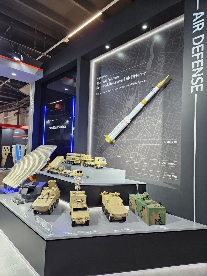 한화시스템의 레이저 대공무기 ‘천광’(사진 맨앞 맨오른쪽)이 폴란드 키엘체에서 열린 MSPO 2025에 전시돼 있다. 아랫단 왼쪽부터 한화에어로의 40mm 지능형 무인방공시스템과 H-쇼라드, 한화시스템의 기동형 안티드론 솔루션, DE H-쇼라드, 천광. 한화시스템 제공