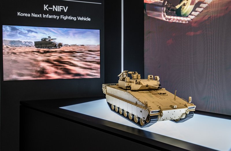 한화시스템이 한화에어로스페이스, 한화오션과 함께 오는 5일까지 폴란드 키엘체에서 열리는 동유럽 최대 국제 방산 전시회 ‘MSPO 2025’에 참가한다고 3일 밝혔다. 사진은 한화에어로스페이스의 차세대 수출형 보병전투장갑차 ‘KN-IFV’ 모습. 한화시스템 제공