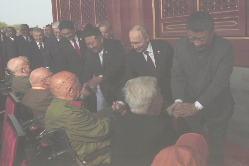 [베이징=AP/뉴시스] 시진핑(오른쪽부터) 중국 국가주석, 블라디미르 푸틴 러시아 대통령, 김정은 북한 국무위원장이 3일(현지 시간) 중국 베이징의 톈안먼 광장에서 열리는 '중국 인민 항일 전쟁 및 세계 반파시스트 전쟁 승리(전승절)' 80주년 기념 열병식을 앞두고 원로들과 인사를 나누는 모습이 대형 모니터에 비치고 있다. 2025.09.03.