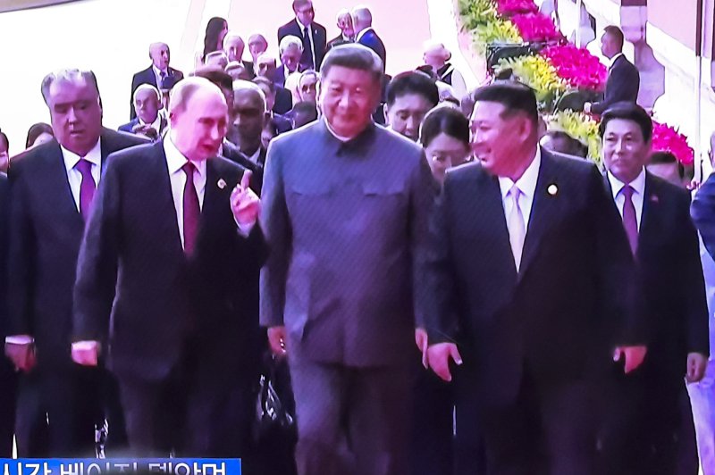 [서울=뉴시스] 정병혁 기자 = 3일 서울 중구 서울역에 설치된 TV에 중계되는 중국 전승절 열병식 행사에서 시진핑 중국 국가주석과 블라디미르 푸틴 러시아 대통령, 김정은 북한 국무위원장이 참석한 장면이 나오고 있다. 2025.09.03. jhope@newsis.com