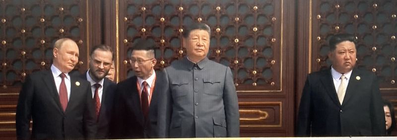 시진핑 중국 국가주석(가운데)을 중심으로 왼쪽에 블라디미르 푸틴 러시아 대통령, 오른쪽에 김정은 북한 국무위원장이 배석해 중국 전승절 80주년 열병식을 지켜보고 있다. 와이티엔 영상 갈무리