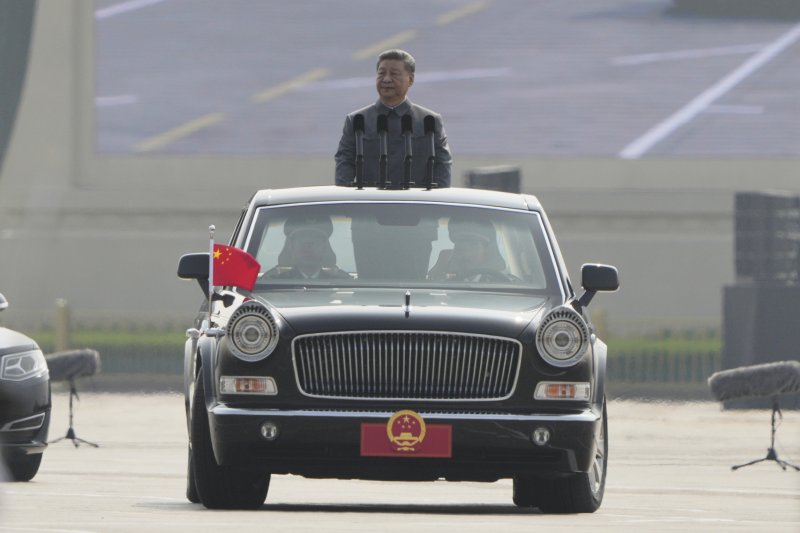 [베이징=AP/뉴시스] 시진핑 중국 국가주석이 3일(현지 시간) 중국 베이징 톈안먼광장에서 열린 '중국 인민 항일 전쟁 및 세계 반파시스트 전쟁 승리(전승절)' 80주년 기념 열병식에 앞서 군대를 사열하고 있다. 2025.09.03.