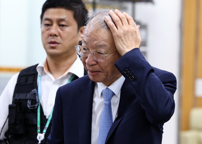 '에볼루션 바카라 무료' 의혹을 받는 양승태 전 에볼루션 바카라 무료이 9월 3일 오전 서울 서초구 서울고등법원에서 열린 직권남용 권리 행사 방해 혐의 2심 결심 공판에 출석하고 있다. /사진=뉴스1