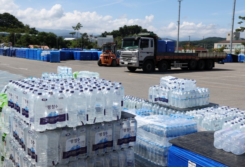 강릉 올림픽파크에 쌓여 있는 생수. 강릉시는 권역별로 배분한 후 시민들에게 배부할 계획이다. 연합뉴스