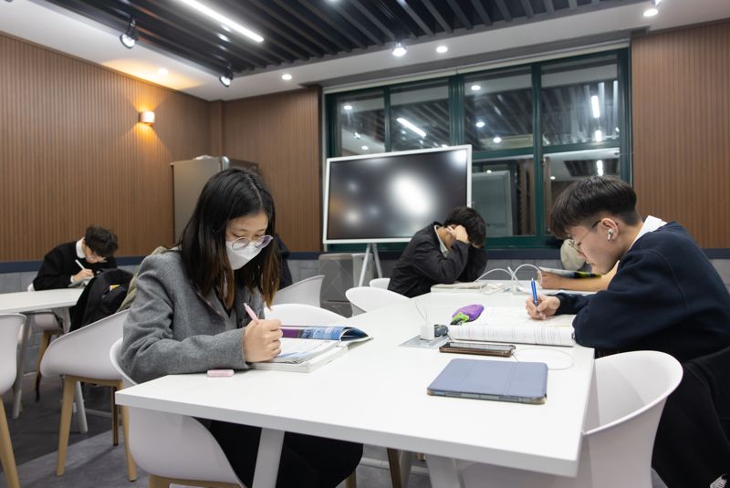 광주광역시교육청은 교육부 주관 '자기주도학습센터 공모'에서 '365-스터디룸'을 운영 중인 광주경신여고와 광주동신여고 등 2개 권역 14개교가 최종 선정됐다고 3일 밝혔다. 사진은 광주광역시교육청이 각 학교에 조성한 '365-스터디룸' 모습. 광주광역시교육청 제공