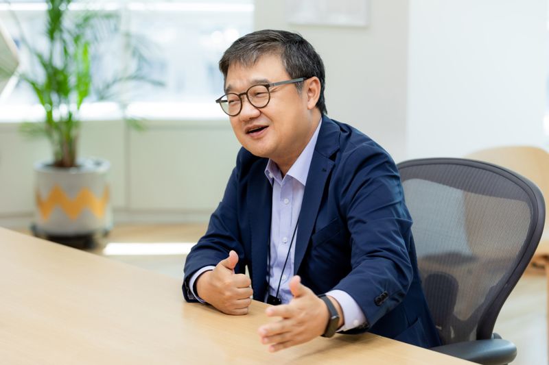 황인준 LY(라인야후)주식회사 최고글로벌투자책임자(CGIO)가 3일 경기도 그레이츠 판교 라인야후 사무실에서 글로벌 AI 투자 시장 변화와 한국 AI산업의 경쟁력 강화 방안에 대해 말하고 있다.